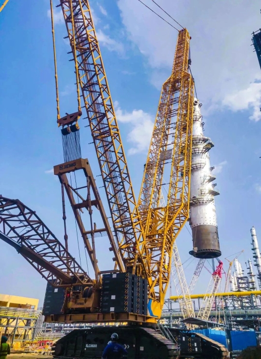 奔赴海外！汇彩网登录大厅履带起重机跨海助建大型石油炼化项目